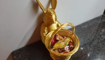 Пасхальный кролик с корзинкой
