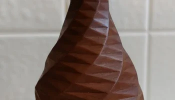 Низкополигональная ваза с розами... 3