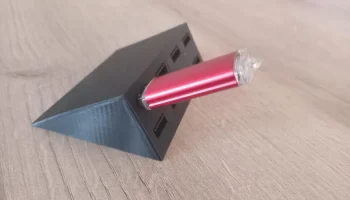 Треугольный USB-держатель на 8 слотов...