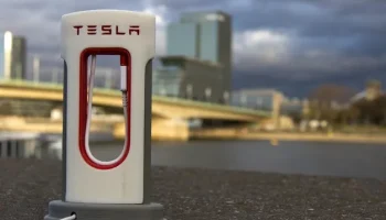 Tesla Super Charger для мобильных телефонов (USB C) Tesla Super Charger для мобильных телефонов (USB C)