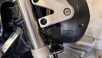 Опорная пластина переднего указателя поворота (Honda Horn... 1