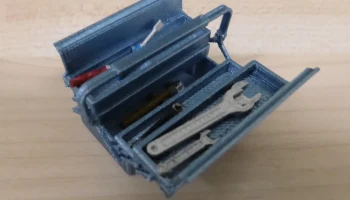Ящик для инструментов и инструменты в масштабе 1:18.