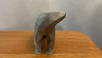 Низкополигональная статуя белого медведя... 2