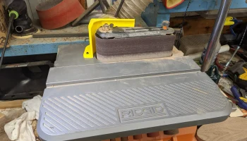 Ленточная шлифовальная машина Ridgid с пылезащитным кожухом 4 дюйма Ленточная шлифовальная машина Ridgid с пылезащитным кожухом 4 дюйма