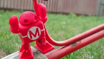 Танцующий робот Макей из Maker Faire Танцующий робот Макей из Maker Faire