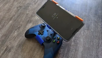 Крепление для телефона на геймпаде Xbox One (минимальные опоры, элитная и элитная серии 2)