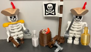 Гигантский флаг Lego с черепом и скрещенными костями в масшт 1