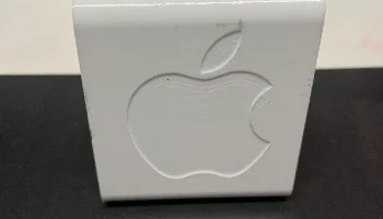 Подставка для iPhone с вырезом для зарядного устройства..... 3