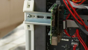Кронштейн на DIN-рейку для 8020 Series 10 1