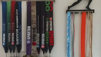 Дизайн силуэта бегуна-обладателя медали SpartanRace...... 2